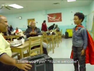 8-jarig jongetje helpt dakloze veteranen met 'hero bags'