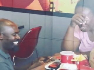 Koppel dat bespot werd na viral huwelijksaanzoek in KFC krijgt bruiloft vergoed