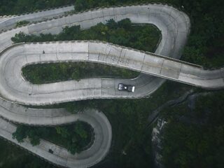 Stuntrijder Ken Block scheurt op gevaarlijkste weg van China