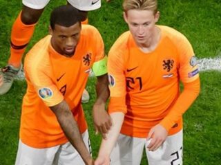 Nederlands elftal maakt prachtig statement tegen racisme in wedstrijd tegen Estland
