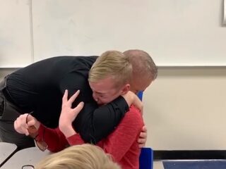 Jongen (12) in tranen wanneer hij met speciale bril voor het eerst kleur ziet