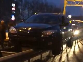 Hoe dan: Taxichauffeur komt op vangrail terecht met auto