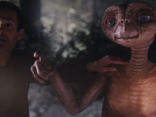 Schattige alien E.T. keert terug op aarde in een prachtige nieuwe video