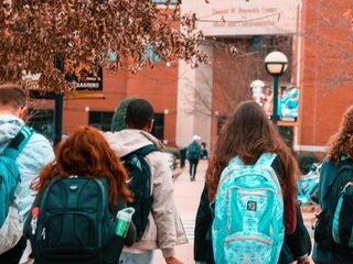 Deze uitspraken en stopwoordjes riepen jullie vroeger op het schoolplein