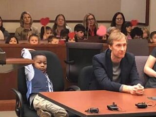 Klasgenootjes steunen jongen (5) bij adoptiegesprek in rechtbank