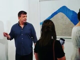 Bezoeker kunstbeurs eet bananenkunstwerk van 150.000 dollar