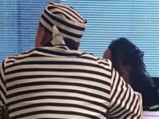 Man die bijna vier jaar de gevangenis in moet, meldt zich in boevenpak