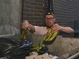 Theo (28) haalt eten uit vuilnisbak om voedselverspilling tegen te gaan