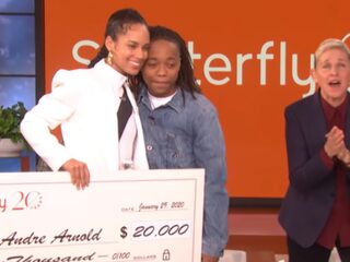 Jongen die van school moest vanwege zijn dreads krijgt cheque van Ellen en Alicia Keys