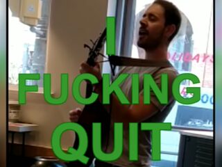 Gitarist neemt hilarisch ontslag bij koffietent met keihard lied voor de manager