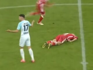 Schokkend: voetballer gaat knock-out na schop in gezicht