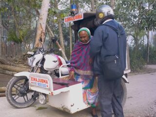 Deze man bracht al 5000 mensen gratis naar het ziekenhuis op zijn 'motorfiets-ambulance'