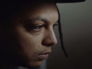 Ronnie Flex is kwetsbaarder dan ooit in docu 'De Vlucht van Ronnie'