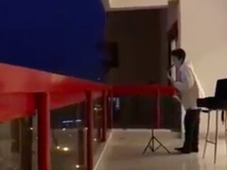 Libanese jongen speelt saxofoon voor buren die in quarantaine zitten