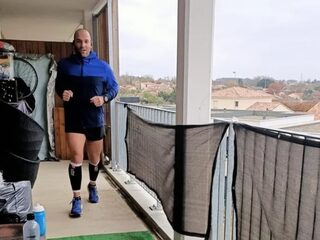 Fransman rent marathon op zijn balkon