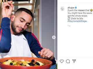 Hakim Ziyech maakt het Marokkaanse tajinerecept van zijn moeder klaar