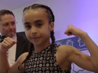 Eerste beelden docu over kickbokstalent Amira (10) nu te zien