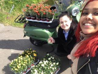 Shanayla en Nikita doneren overgebleven bloemen en vrolijken ouderen op