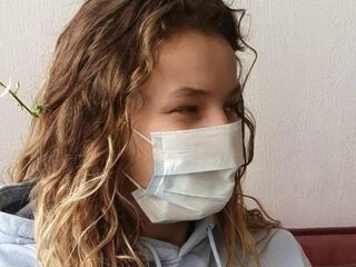 Kyana (16) zat twee weken opgesloten in slaapkamer door coronabesmetting