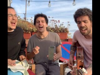 Spaanse huisgenoten vrolijken iedereen op met liedjes vanaf hun dakterras