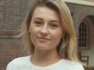 Rosalie koppelt studenten aan eenzame ouderen voor gezellig telefoongesprekje