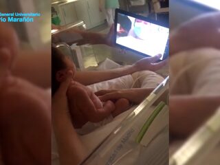 Vrouw mag pasgeboren dochter niet aanraken door besmetting met coronavirus