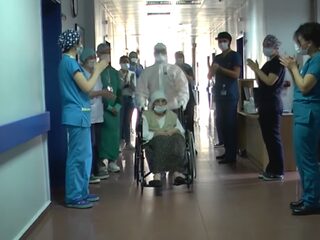 107-jarige Turkse oma verslaat het coronavirus