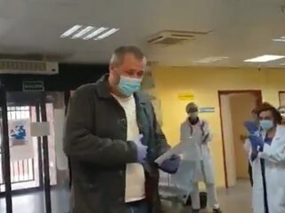 Ziekenhuis beloont Spaanse taxichauffeur die gratis coronapatiënten vervoerd