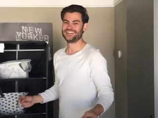 Burt (27) fixt chick die quarantaine-date van 28 dagen met hem wil