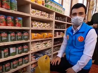 Jonge imam tovert Turkse moskee om tot voedselbank: "Wie het nodig heeft, die neemt"