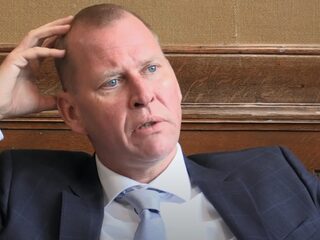 Rector Eric stuurt zichzelf de klas uit na hectische dag in 'Dream School'