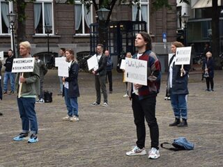 Stilteprotesten voor opvang van 500 vluchtelingenkinderen uit Griekse kampen