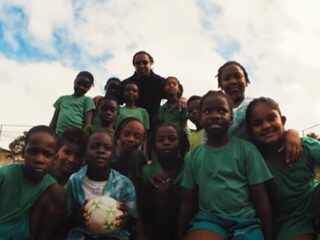 Jonna Fraser knapt voetbalvelden op in Suriname: "Ik wilde wat terugdoen"