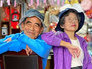 Bejaard koppel gaat viral met modeshoots in hun wasserette