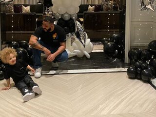 Drake viert verjaardag zoontje Adonis (3) met schattige foto