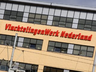 VluchtelingenWerk komt met tegenreactie op anti-azc-lied: "Ja, ja, ja, zo is Nederland"