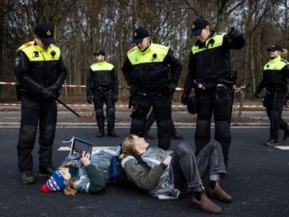 Politie gebruikt steeds vaker 'niet-professioneel' zwaar geweld