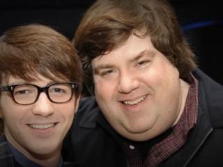 Dan Schneider beschuldigt makers Nickelodeon docu van verspreiden leugens en klaagt ze aan
