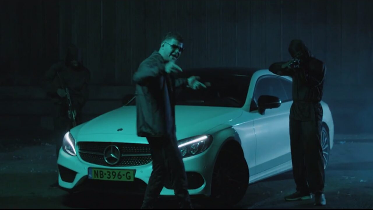 lijpe flext voor een dikke bak nieuwe video doe rustig lijpe flext voor een dikke bak nieuwe video doe rustig