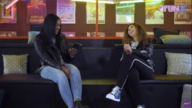 Ouassima kijkt in de telefoon van: Nana Fofie