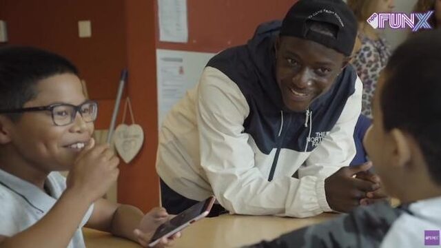 Chivv verrast leerlingen van oude basisschool met gevulde schooltassen