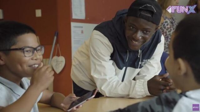 Chivv verrast leerlingen van oude basisschool met gevulde schooltassen