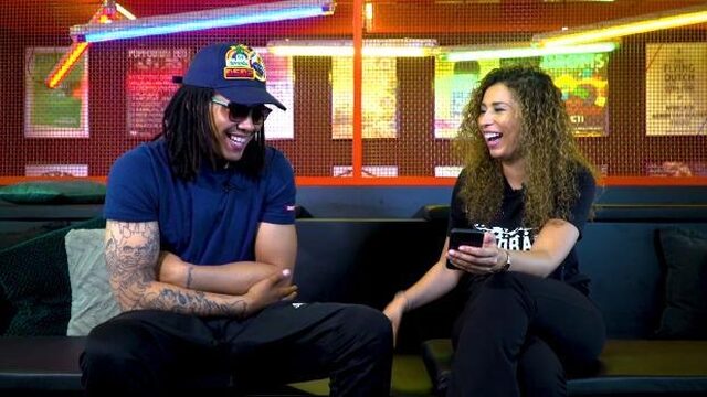 Ouassima kijkt in de telefoon van... Mario Cash!