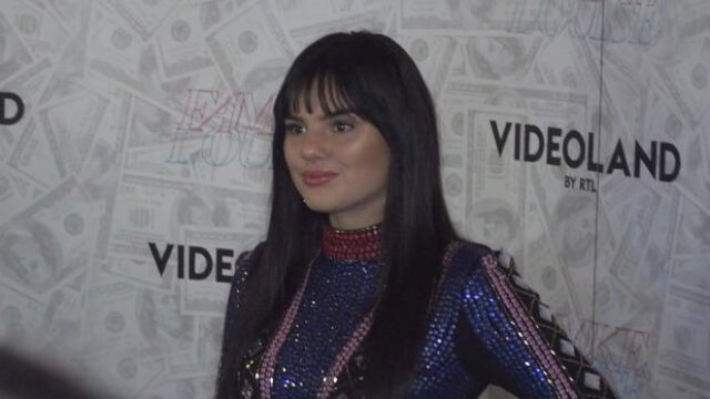 Ouassima bezoekt première Famke Louise, de documentaire