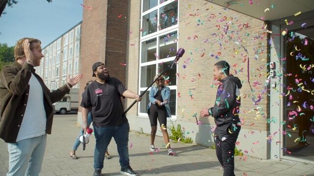 Nixon en Meester Hidde verrassen geslaagde eindexamenleerlingen