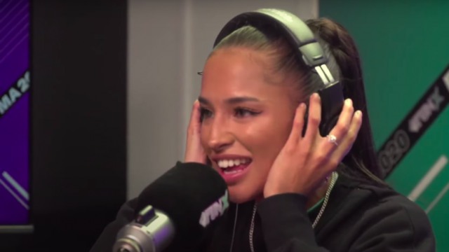 Yade Lauren zingt 'DomDoen' tijdens de Autotune Challenge