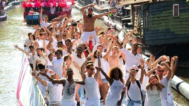 VIDEO: FunX gaat los tijdens Canal Parade #EuroPride