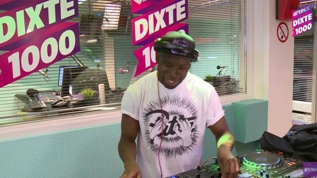 DJ Abstract spint lekkere tracks tijdens DiXte 1000 Avondshow
