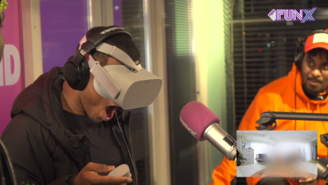 Caza en Poke kijken VR-porno en proberen te zingen