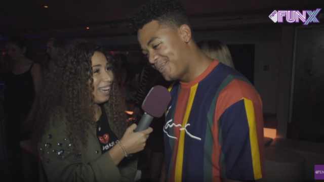 Ouassima speelt Ja/Nee-spel bij Bizzey's Bootfeest op ADE